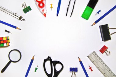 İleti örneği veya okul malzemeleri - copyss ile üst beyaz bir arka plan