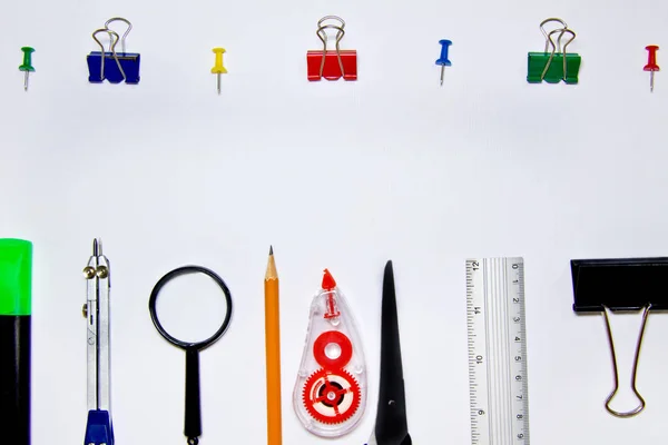 Schreibwaren oder Schulbedarf - ein weißer Hintergrund von oben mit Copyss — Stockfoto