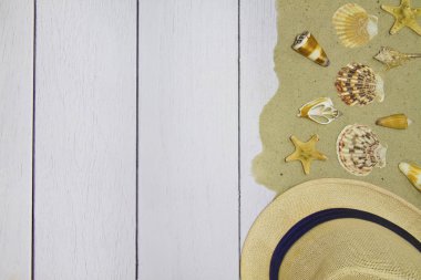 Deniz kabukları, yıldız, kum, hafif bir ahşap zemin üzerine şapka görünümü top