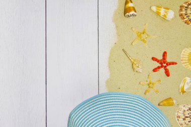 Deniz kabukları, yıldız, kum, hafif bir ahşap zemin üzerine şapka görünümü top