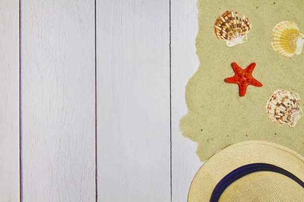 Tengeri kagyló, csillag, hat a világos fából készült háttér homokkal, felülnézet — Stock Fotó