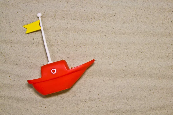 Letnia kompozycja. czerwony kolorowy łódź pastelowy żółty tło. Minimalna koncepcja. Płaskie laity, widok z góry, — Zdjęcie stockowe