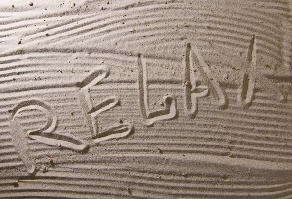 Η λέξη "ανάπαυση" γραμμένη στην άμμο με το χέρι — Φωτογραφία Αρχείου