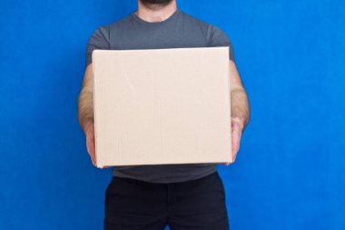 Kutu, paketi teslim eden tedarikçinin adamının elinde..