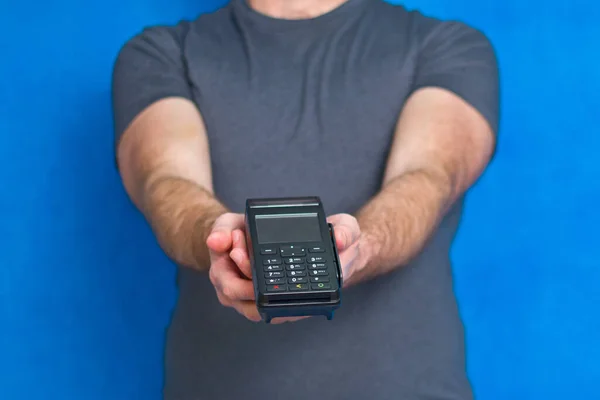 Männliche Hände Halten Ein Terminal Dem Kreditkarte Bezahlt Werden Kann — Stockfoto