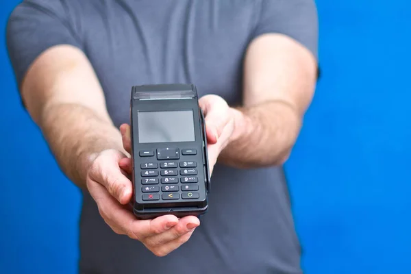 Männliche Hände Halten Ein Terminal Dem Kreditkarte Bezahlt Werden Kann — Stockfoto