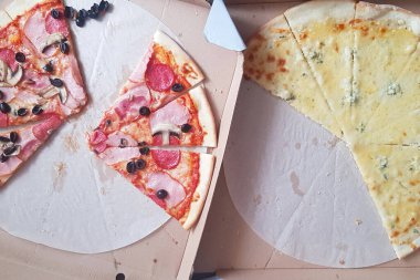 Pizza yeme süreci, taşınabilir bir kutuda arta kalan pizza..