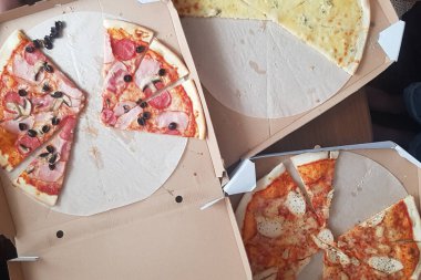 Pizza yeme süreci, taşınabilir bir kutuda arta kalan pizza..