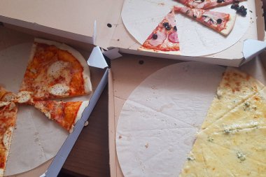 Pizza yeme süreci, taşınabilir bir kutuda arta kalan pizza..