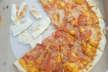 Pizza yeme süreci, taşınabilir bir kutuda arta kalan pizza..