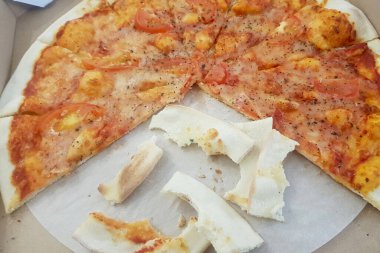 Pizza yeme süreci, taşınabilir bir kutuda arta kalan pizza..