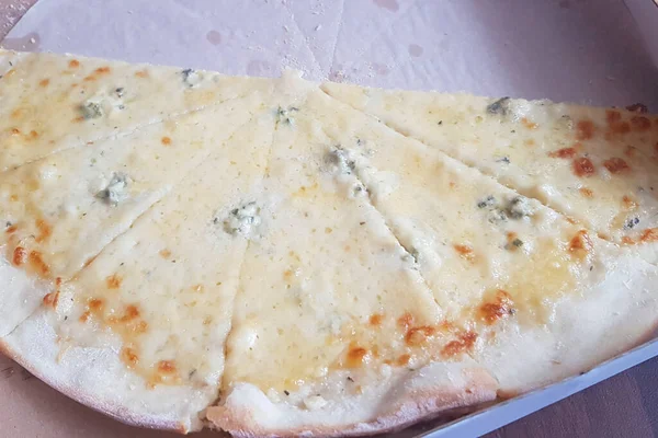 Pizza Yeme Süreci Taşınabilir Bir Kutuda Arta Kalan Pizza — Stok fotoğraf