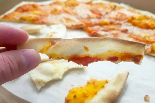ピザを食べるプロセス ポータブルボックスに残りのピザ — ストック写真