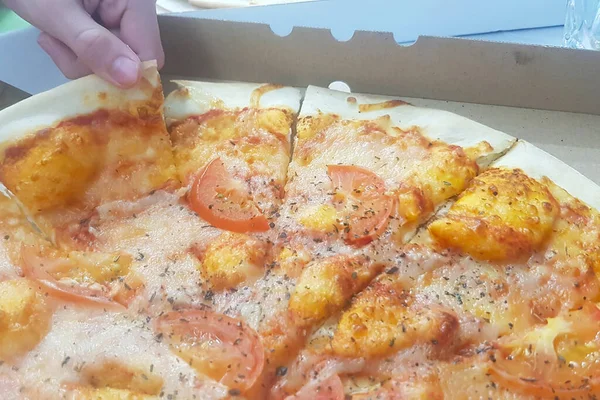Pizza Yeme Süreci Taşınabilir Bir Kutuda Arta Kalan Pizza — Stok fotoğraf