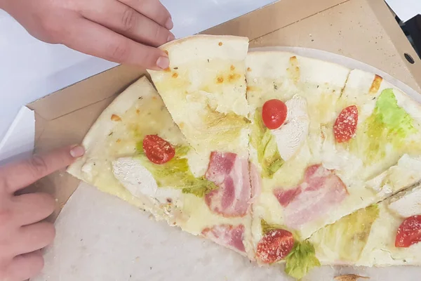Pizza Yeme Süreci Taşınabilir Bir Kutuda Arta Kalan Pizza — Stok fotoğraf