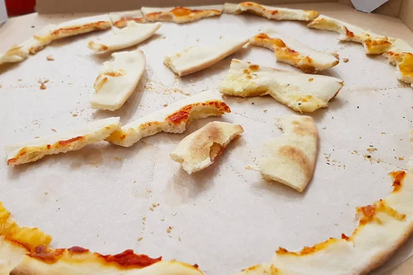 Pozostałości Pizzy Przenośnym Pudełku Proces Jedzenia Pizzy — Zdjęcie stockowe
