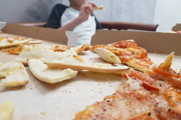 Proceso Comer Pizza Pizza Sobrante Una Caja Portátil Imagen De Stock