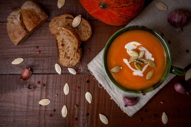 Ahşap üzerinde balkabağı çorbası