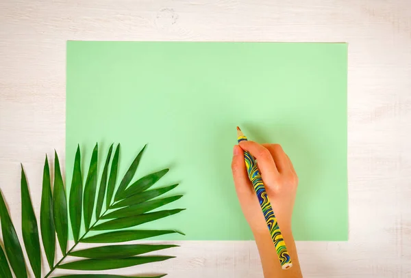 Felicidades composición con hoja de papel y mano — Foto de Stock