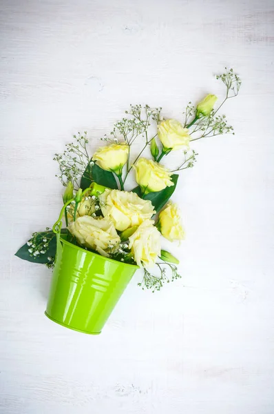 Rosas en cubo de jardín Imagen De Stock