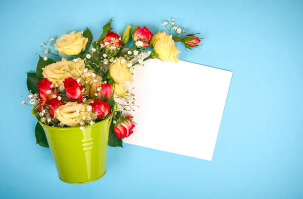 Burla con tarjeta y rosas en cubo de jardín —  Fotos de Stock