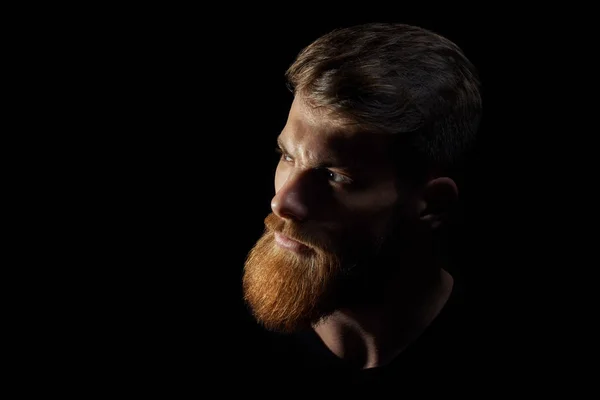 Portret mężczyzny z brodą i nowoczesną fryzurę — Zdjęcie stockowe