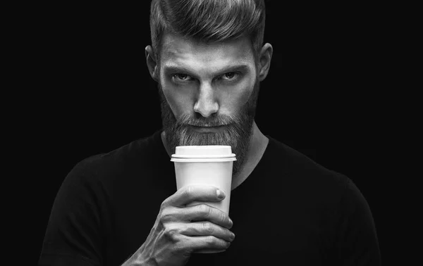 Hombre guapo bebiendo café de la taza de papel sobre fondo negro —  Fotos de Stock