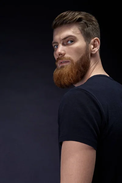 Hombre con barba larga y bigote con cara de emoción seria. Hipster en camisa . — Foto de Stock