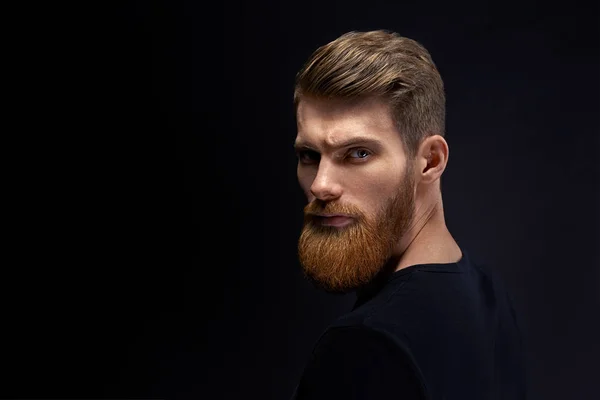 Серьезный бородатый молодой человек — стоковое фото
