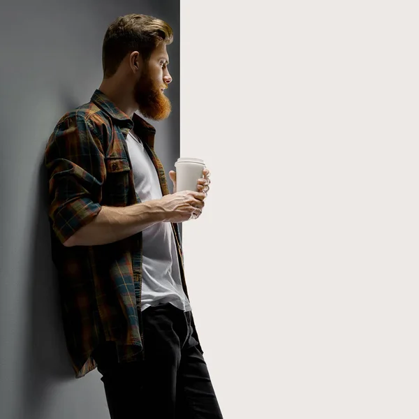 Sabah kahve içme genç sakallı adam yan görünüm — Stok fotoğraf