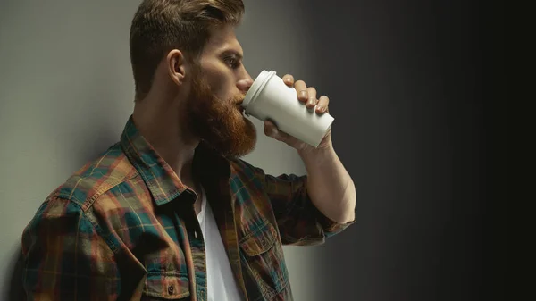 Genç hipster üstünde belgili tanımlık gitmek kahve içme adam sakallı — Stok fotoğraf