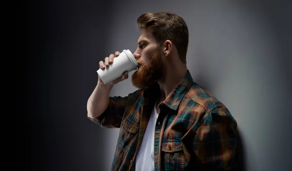 Hombre barbudo bebiendo café sobre la marcha — Foto de Stock