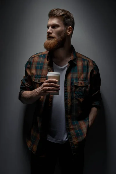 Hombre barbudo con pelo de jengibre con taza de papel de café —  Fotos de Stock