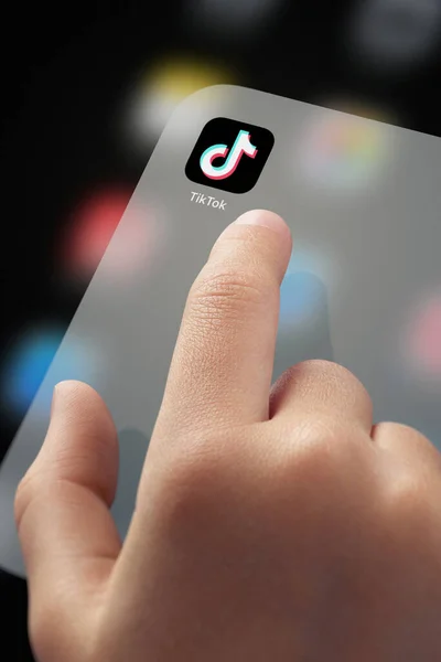 5. Januar 2020, Kaliningrad, Russland. Nahaufnahme Kinderfinger bereit, auf das Symbol der TikTok-Anwendung zu klicken — Stockfoto