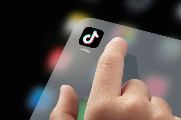 January 5, 2020, Kaliningrad, Russia. Close-up Child finger ready to click TikTok application icon — Stock Photo, Image
