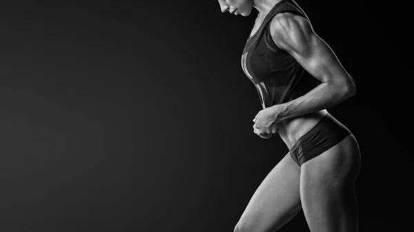 Fitness female bodybuilder sideways to the camera — Stock Photo, Image
