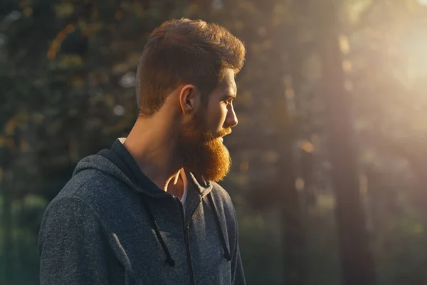 Profilo Giovane Bell Uomo Barbuto Serio Hipster Che Cammina Parco — Foto Stock