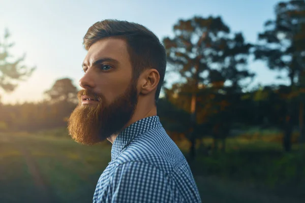 Profilja Fiatal Jóképű Komoly Szakállas Férfi Hipster Sétál Parkban — Stock Fotó