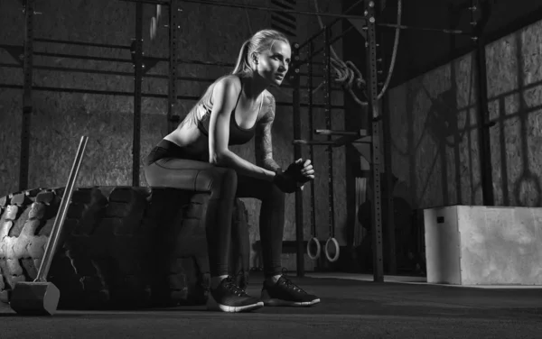 Fitness Vrouw Rusten Moker Training Sportschool Fit Aantrekkelijk Blond Meisje — Stockfoto