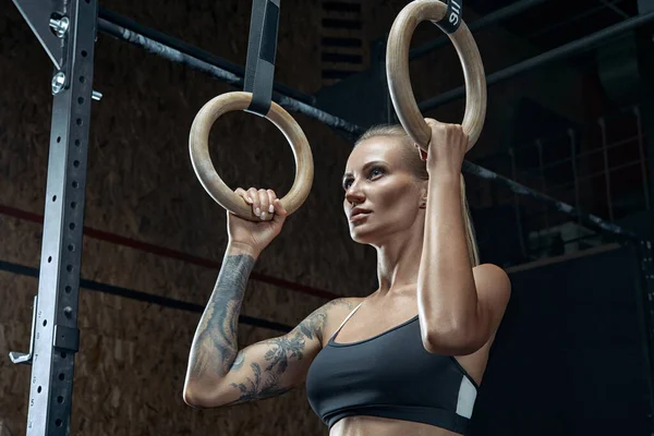 Meisje trainen met gymnastiekringen — Stockfoto