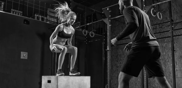 Fitness nő csinál egy box jumping — Stock Fotó