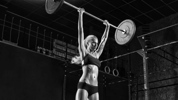 Woman doing exercise with barbell — Stock Photo, Image