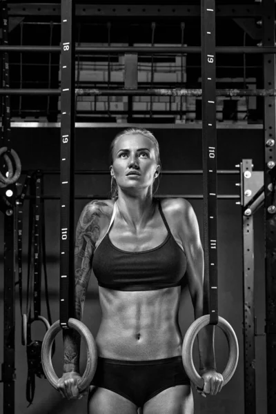 Atleta caucasica femminile in palestra — Foto Stock