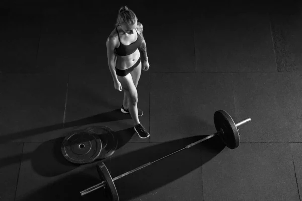 Skivstång flicka Skivstång på gym golv — Stockfoto
