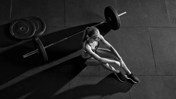 Crossfit vrouw zit op de vloer — Stockfoto