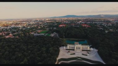Viyana, Avusturya 'daki Schonbrunn Sarayı' nda Gloriette 'in en iyi manzarası. Schnbrunn Sarayı (Schloss Schnbrunn) çeşmenin tepesinden, barok sarayından ve eski bir imparatorluk yazlık konutu, Viyana, Avusturya