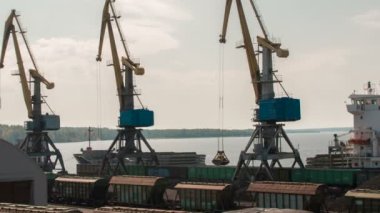 Vinçler işlemi sırasında bağlantı noktası. Bağlantı noktası deniz vinç Körfezi'nin arka planda bir kuru yük gemisi için demiryolu araçları kömür kaldırır
