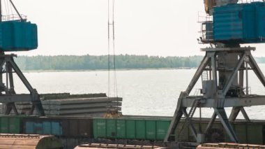 Kömür limanı olarak yüklenmemesi. Bağlantı noktası deniz vinç Körfezi'nin arka planda bir kuru yük gemisi için demiryolu araçları kömür kaldırır