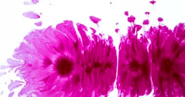 Mürekkep damlaları beyaz kağıt üzerinde güzel noktalar ve lekeleri oluşturma, bırak. 120 fps hızında filme