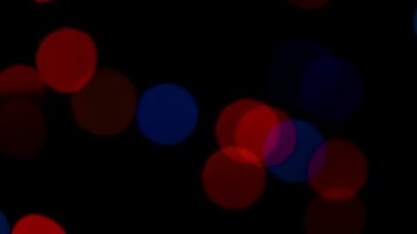 Tatil kentin parlak harekete geçirilir. Çeşitli renklerde yanıp sönen ışık siyah bir arka plan üzerine yavaşça sağdan sola çelenk
